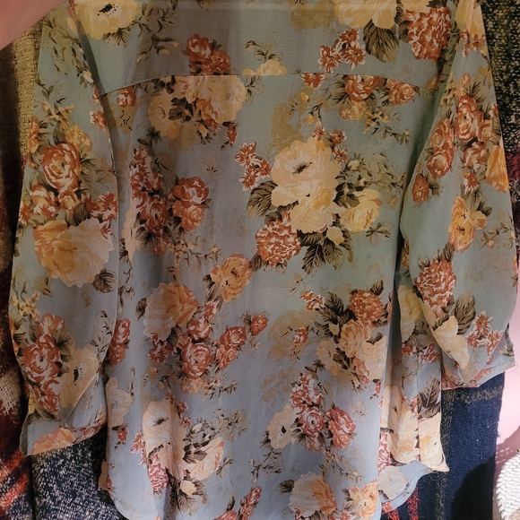 Button down blouse - Picture 2 of 3